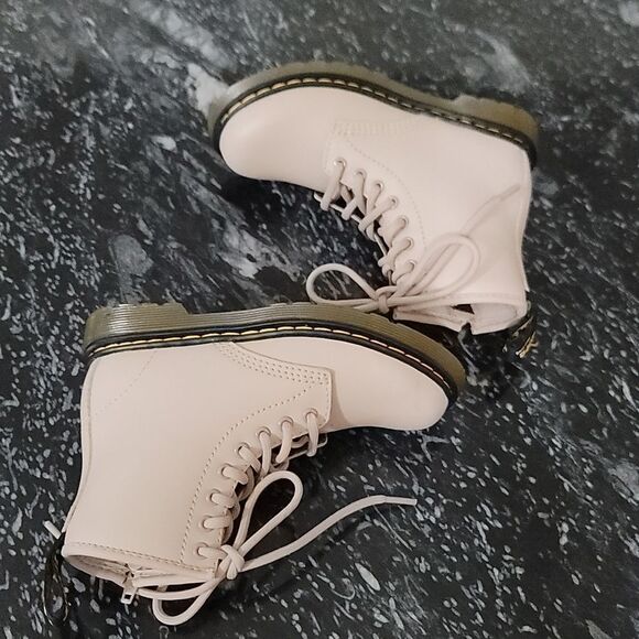 BRAND NEW DR. MARTENS LEATHER KIDS BOOT - Picture 10 of 15